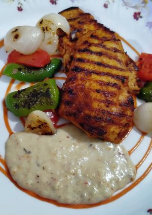 A picture of Grilled chicken with tarragon sauce.