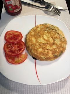 Una foto de Tortilla de patatas viejas cocidas y aguacate
