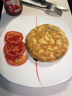 Una foto de Tortilla de patatas viejas cocidas y aguacate
