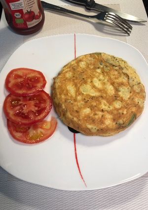 Una foto de Tortilla de patatas viejas cocidas y aguacate