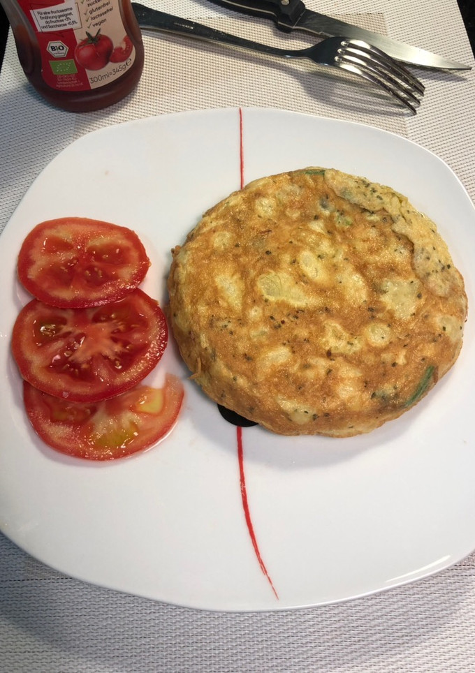 Una foto de Tortilla de patatas viejas cocidas y aguacate