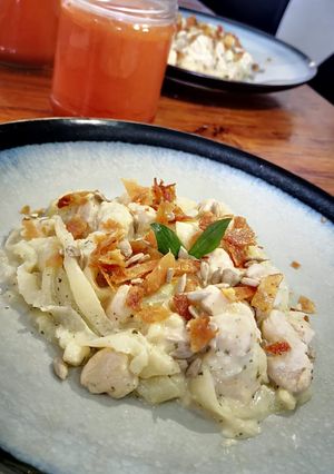 Una foto de Tagliatelle de calabaza a lo alfredo con pollo