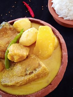 গাঠি কচু দিয়ে ইলিশ মাছের ঝোল(Gati kochu diye ilish macher jhol recipe in Bengali) রেসিপির প্রধান ছবি