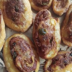A picture of Pinwheel samosa (bhakarwadi).