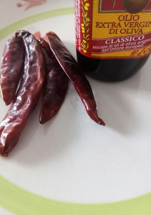 A picture of Make your own chilli oil.