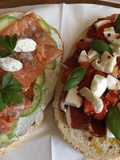 Bruschettas de jamón y de salmón ahumado