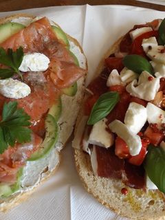 Una foto de Bruschettas de jamón y de salmón ahumado