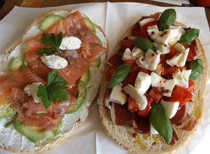 Foto principal de Bruschettas de jamón y de salmón ahumado