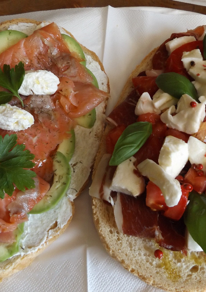 Una foto de Bruschettas de jamón y de salmón ahumado