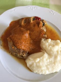 Una foto de Ternera guisada con puré de patata