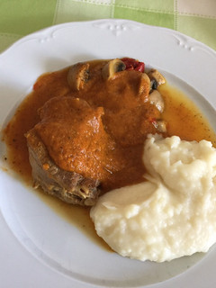 Una foto de Ternera guisada con puré de patata