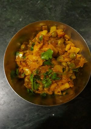 A picture of Patta gobhi with matar.