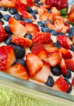Una foto de POSTRE DE FRUTILLAS Y ARÁNDANOS 🍓🫐🍓🫐🍧