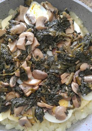 Una foto de Tortilla de papas con setas shiitake y espinacas