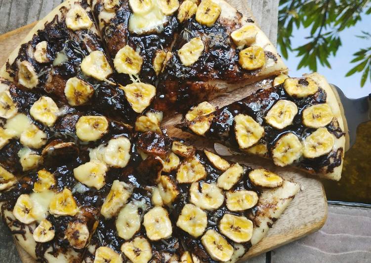 Banana Choco Cheese Pizza