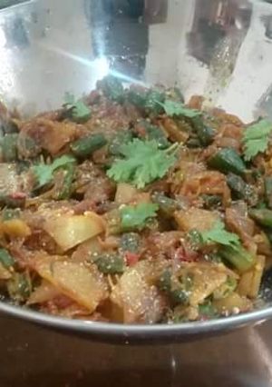 A picture of Bhindi aloo in Karahi.