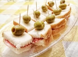 Foto di Mini paninetti al salame felino per aperitivo