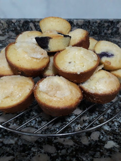 Una foto de Muffins de vainilla y arándanos