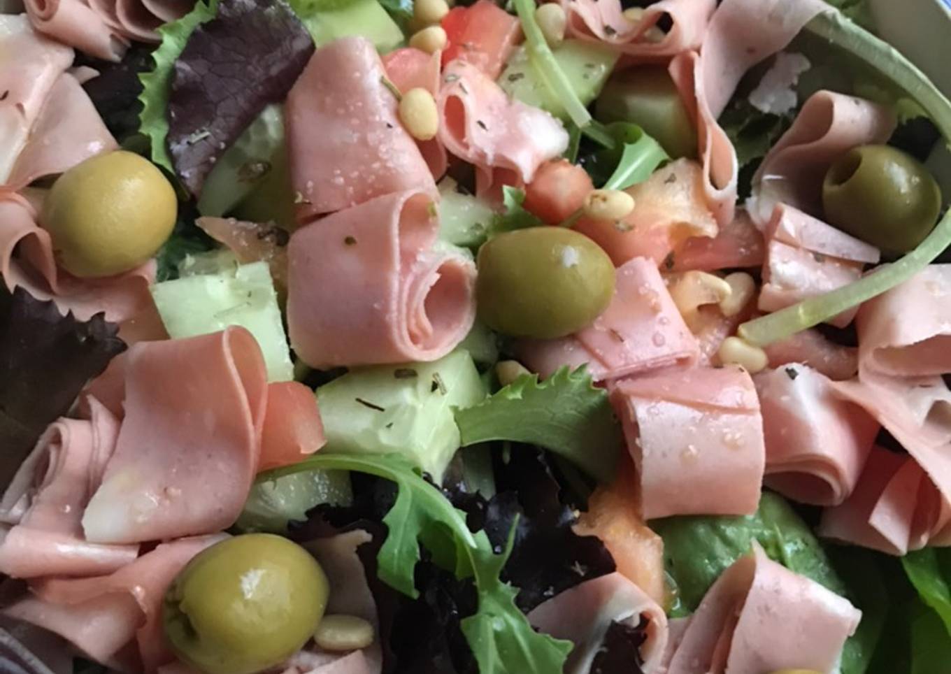 Ensalada con mortadela italiana