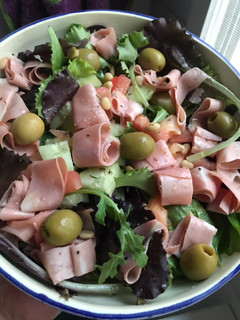 Una foto de Ensalada con mortadela italiana