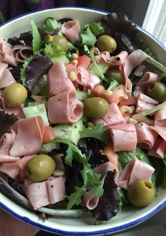 Una foto de Ensalada con mortadela italiana