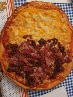Una foto de Pizza mitad queso y mitad barbacoa