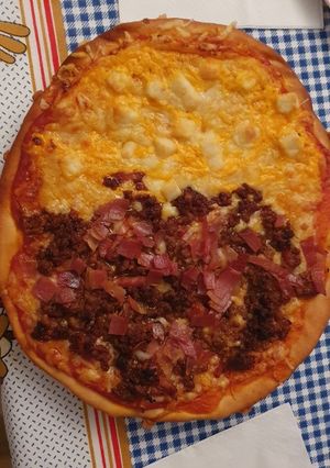 Una foto de Pizza mitad queso y mitad barbacoa