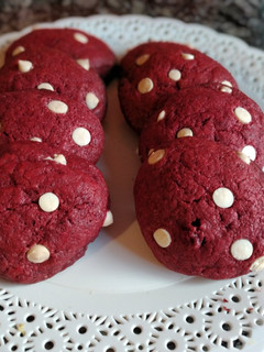 Una foto de Cookies red velvet con chips de chocolate blanco🍪