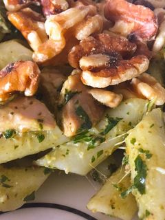 Una foto de Pasta de arroz con salsa pesto, pollo y almendras