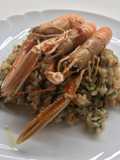 Risotto con salmone, scampi e cicorietta selvatica