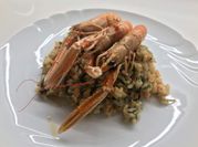 Una foto di risotto salmone
