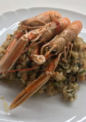 Foto di Risotto con salmone, scampi e cicorietta selvatica