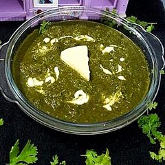 A picture of Palak paneer.