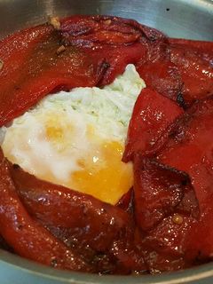 Una foto de Huevo frito con pimientos asados