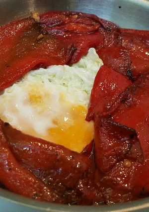 Foto principal de Huevo frito con pimientos asados