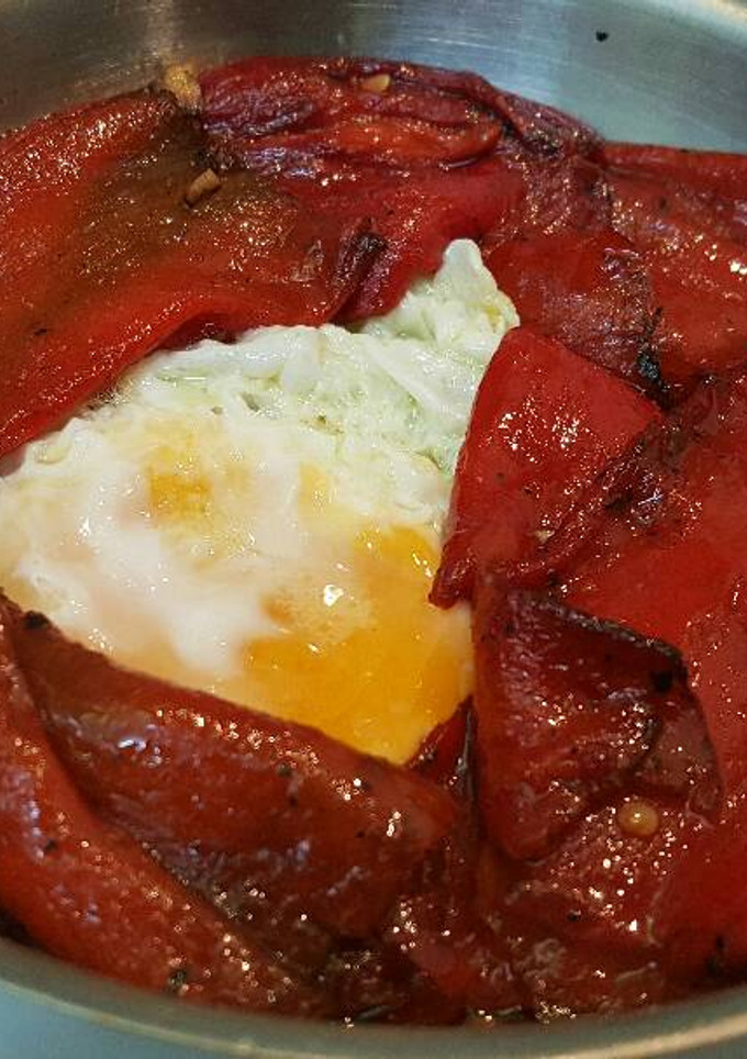 Una foto de Huevo frito con pimientos asados