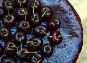 Una foto de Tarta de quesos con picotas y cerezas