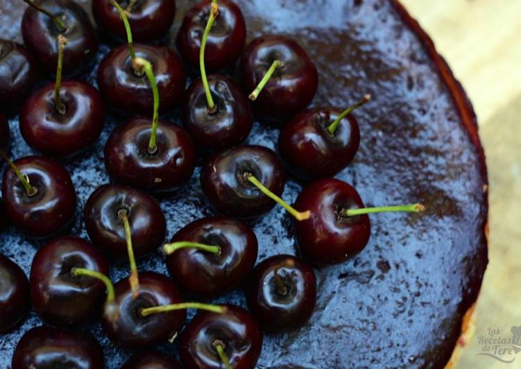 Tarta de quesos con picotas y cerezas
