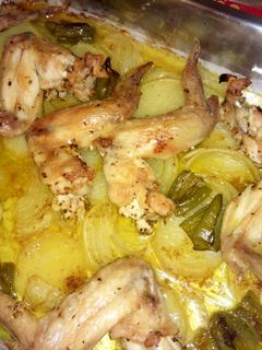 Una foto de Alitas al horno con patatas, pimientos y toque de curry