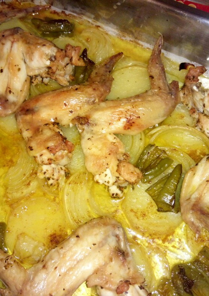 Una foto de Alitas al horno con patatas, pimientos y toque de curry