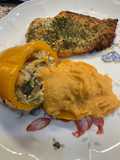 Pimiento relleno de repollo acompañado de pescado al horno y crema de frijoles blancos
