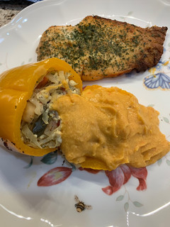 Una foto de Pimiento relleno de repollo acompañado de pescado al horno y crema de frijoles blancos