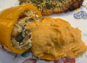 Una foto de Pimiento relleno de repollo acompañado de pescado al horno y crema de frijoles blancos