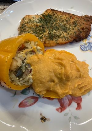 Una foto de Pimiento relleno de repollo acompañado de pescado al horno y crema de frijoles blancos
