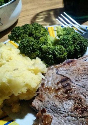 Una foto de Puré de batata, brócoli y carne