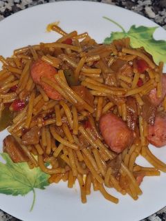 Una foto de Fideos con salchichas y setas