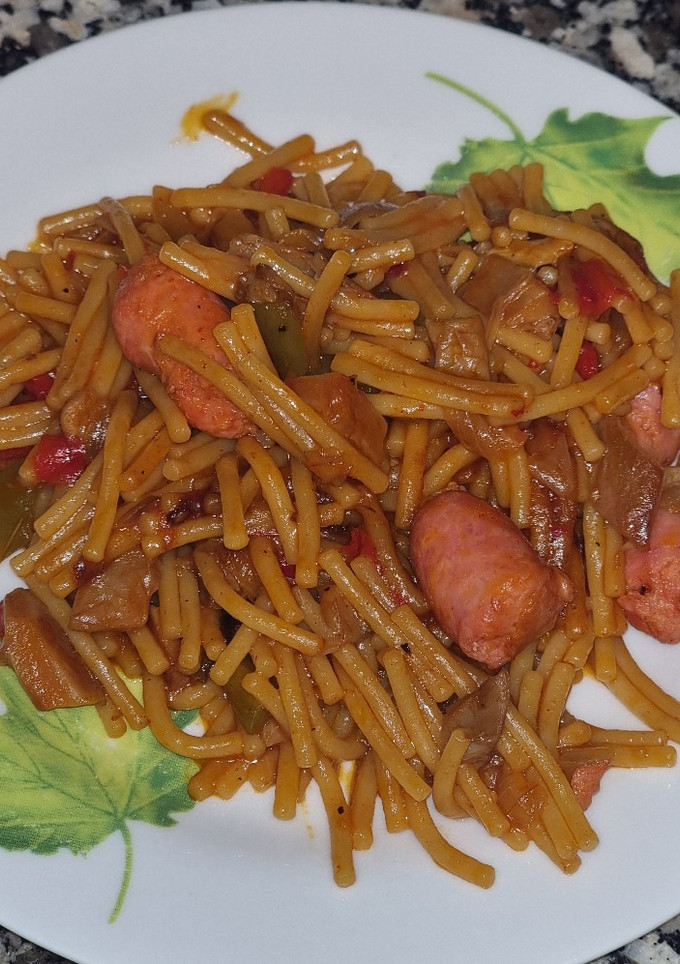 Una foto de Fideos con salchichas y setas