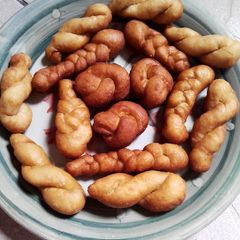 A picture of Celtic knots,twisted and braided puff.