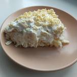 Рецепт Салат "Чёрная жемчужина" с крабовыми палочками, сыром и яйцом | Gastrotochka