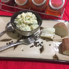 A picture of Mashed potatoes in mustard sauce.
